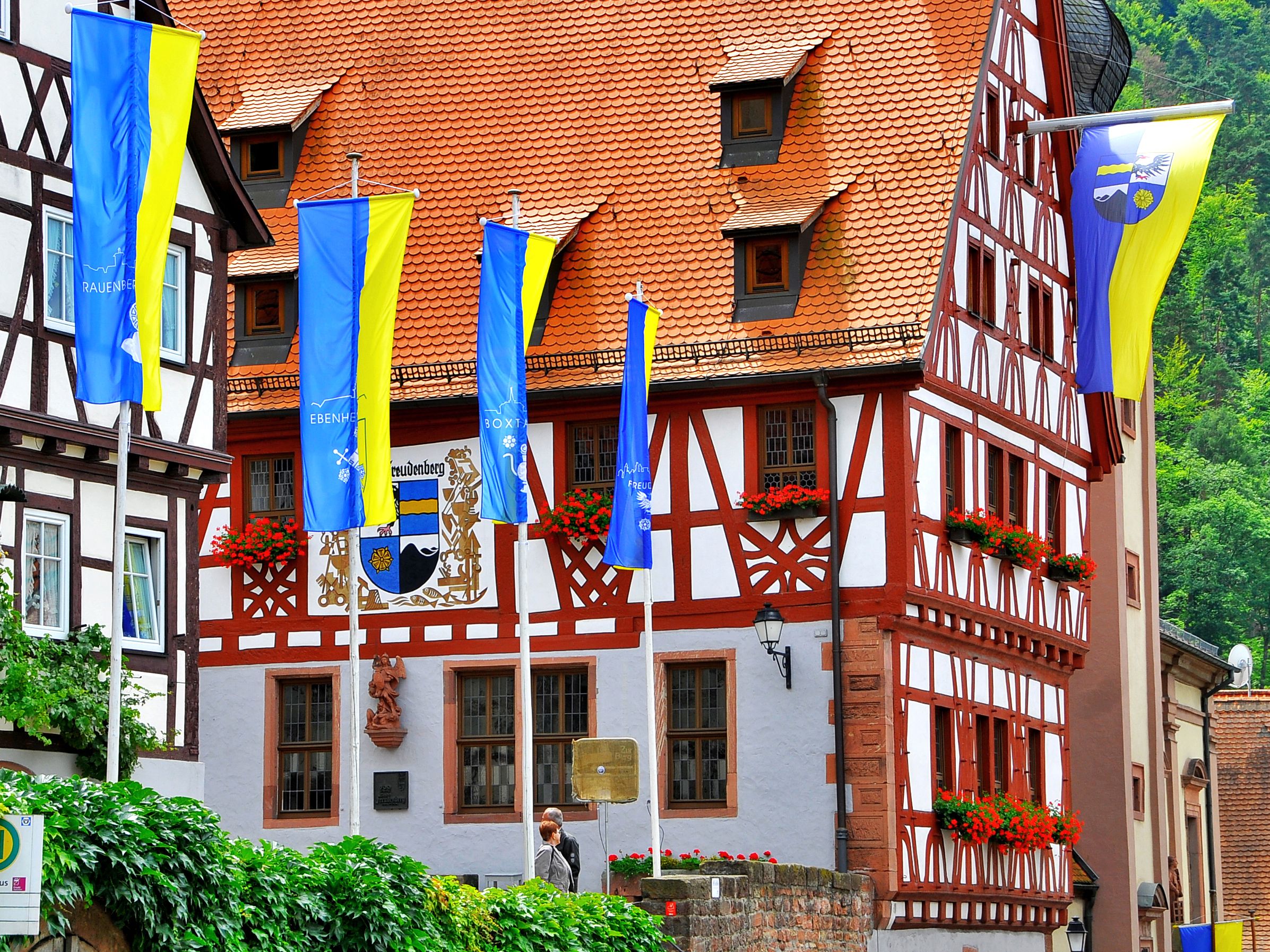 Rathaus Freudenberg mit Ortsbeflaggung